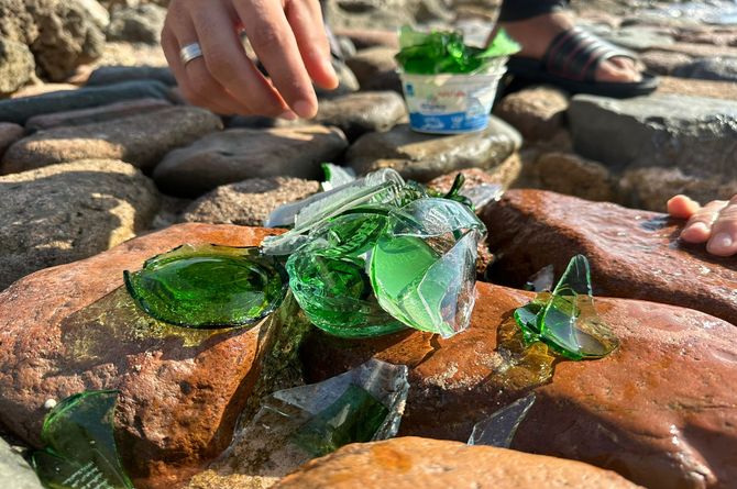 حملة تنظيف شاطيء فلفلة من الزجاج المكسور